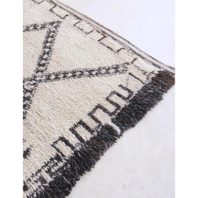 Mid-Century Modern Vintage 1980s Moroccan Beni Ourain Rug - 9.6 X 6.4 Ft For Sale - Image 3 of 7