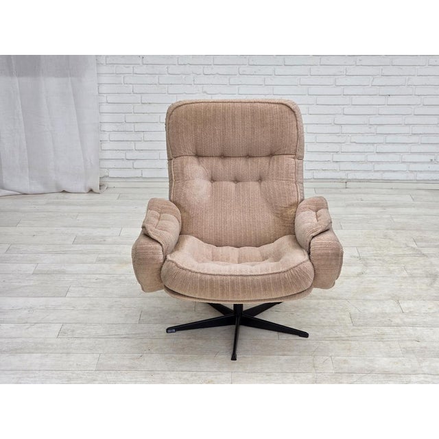 1970s, Danish swivel armchair. Original beige furniture fabric, five fingers steel base. Original very good condition: no...