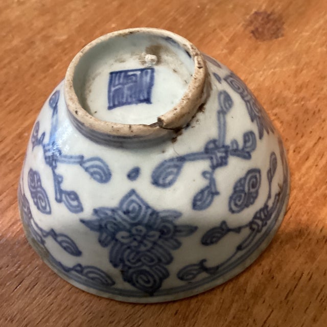 Antique 4pc. Assorted Chinese Blue & White Porcelain Tea Bowls/Rice Cups W/Makers' Marks on the Base For Sale In Chicago - Image 6 of 12