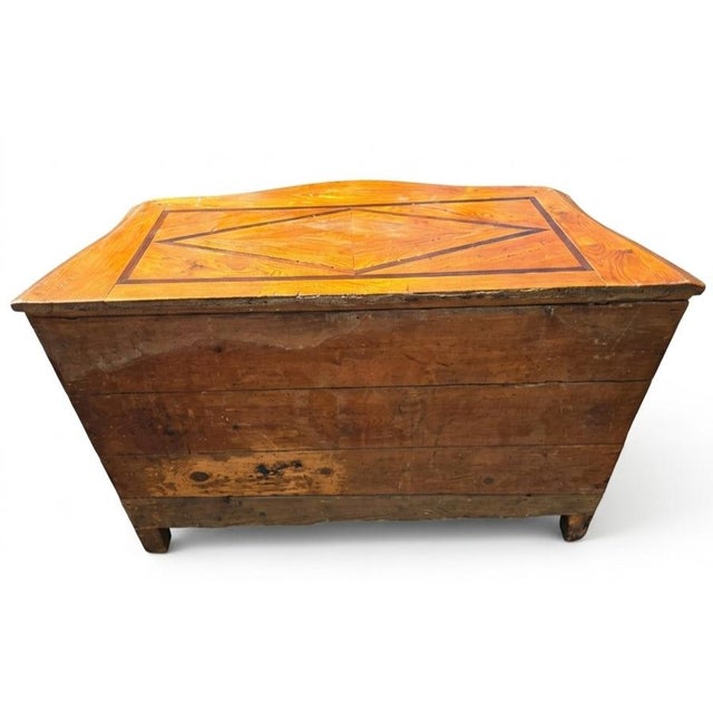 Early 18th Cenutry French Walnut 3-Drawer Serpentine Commode For Sale - Image 4 of 6