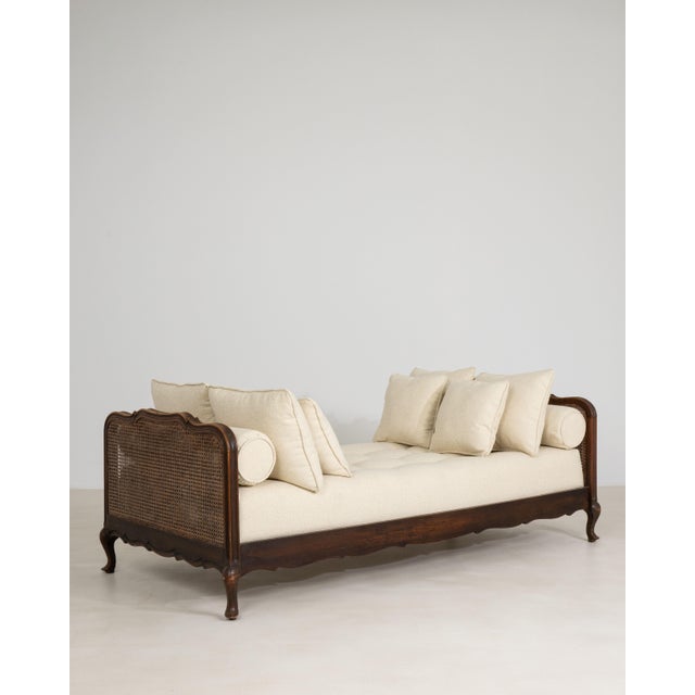 Early 20th Century Louis XV Upholstered Daybed with Rattan Side Panels and Cushions, Rococo Style, France, Early 20th Century For Sale - Image 5 of 16