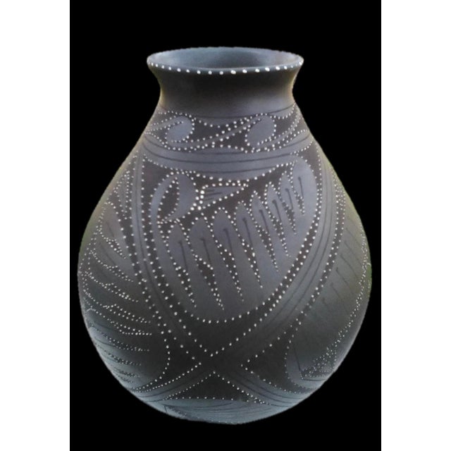 Mexican Mata Ortiz Casa Grande Textured Olla Pottery Vessel by Efrain Lucero Andrell, 11” H For Sale - Image 3 of 4