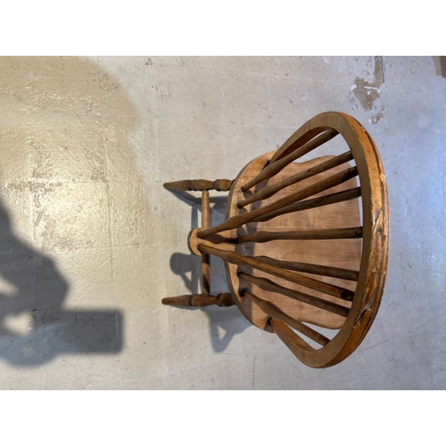 1970s 1970s American Arts and Crafts Oak Fiddleback Windsor Chair For Sale - Image 5 of 9