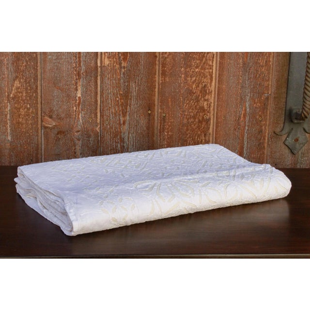White Paloma Applique Coverlet For Sale - Image 8 of 8