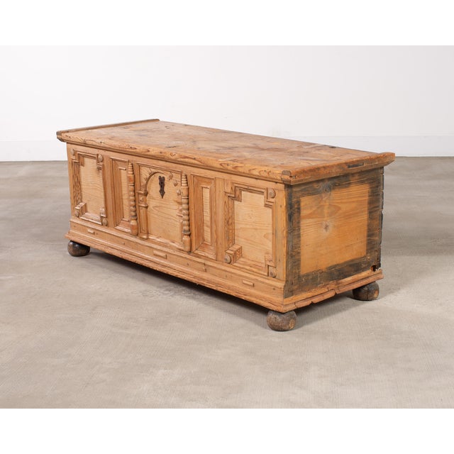 Baroque 18th Century Dutch Baroque Style Pine Mule Blanket Chest For Sale - Image 3 of 18