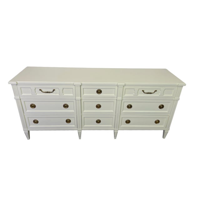 1970s Vintage American of Martinsville Off-White Lacquered Triple Dresser With Original Brass Hardware For Sale - Image 5 of 17