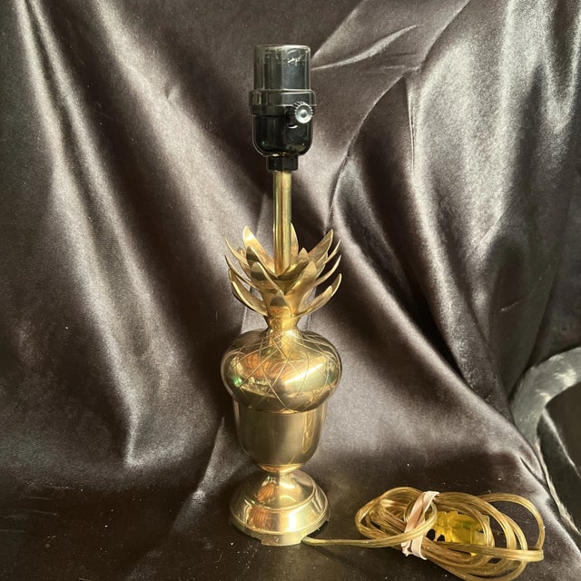 1960's Vintage Brass Acorn Table/ Accent Lamp For Sale In Miami - Image 6 of 7