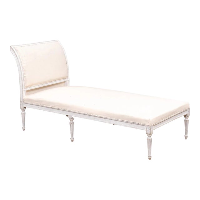 European Neoclassical 1830s Painted Daybed with Carved Rosettes and Fluted Legs For Sale