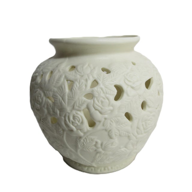 Sometimes the best things come in small packages, in this case 6" x 6". The 3 dimensional rose pattern with stems and...