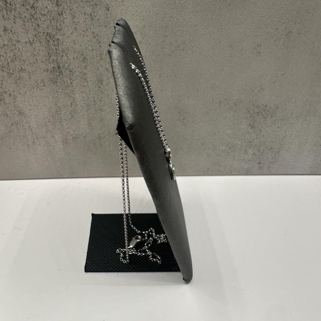 Contemporary Diamond Circle Pendant Necklace in 14kt White Gold – 0.09ctw, 15.75in, Pre-Loved For Sale - Image 3 of 5