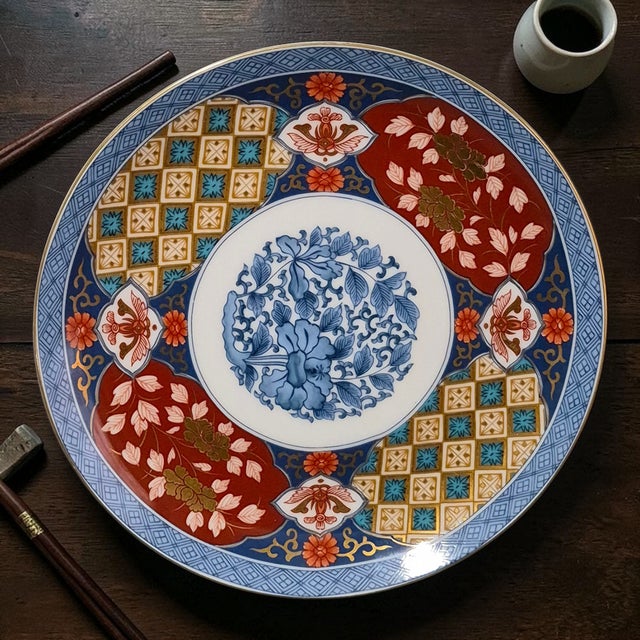 The Vintage Smithsonian Institution Imari Japan Decorative Plate is a collector's item that showcases Japanese culture...