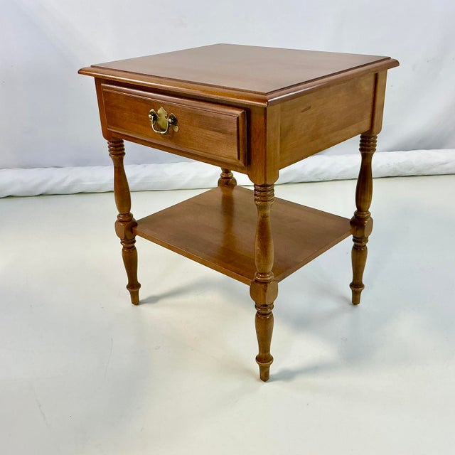 Chestnut 1970s Vintage Ethan Allen Americana Traditional Heirloom Nutmeg Maple Side Table For Sale - Image 8 of 14