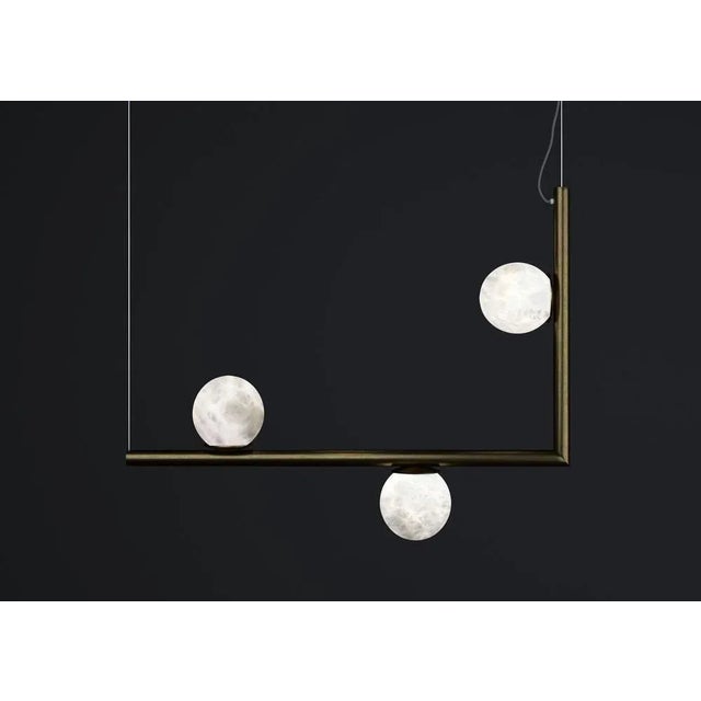 Ofione 1 brushed burnished metal pendant lamp by alabastro italiano dimensions: d 15 x w 85 x h 64 cm. Materials: white...