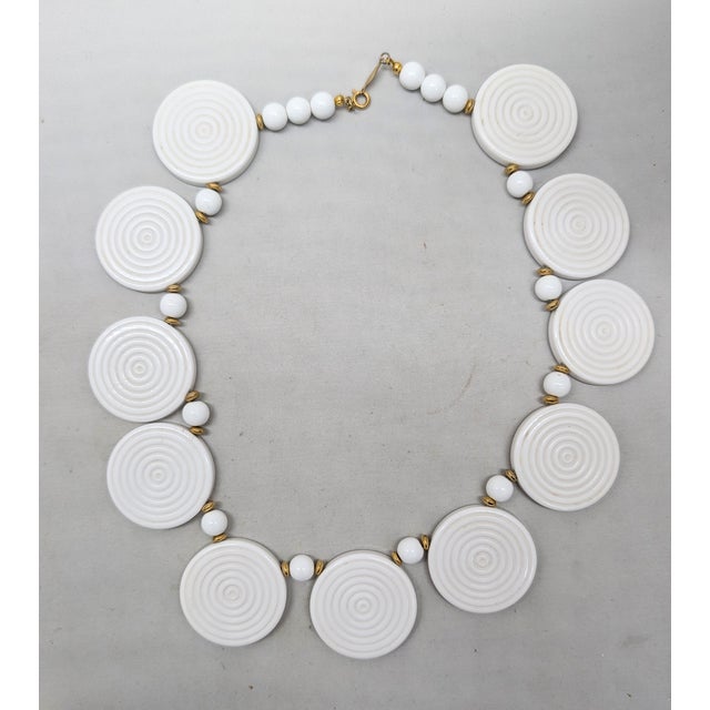 Vintage 1985 Signed Napier White Resin Spiral Round Plaques Necklace For Sale In Philadelphia - Image 6 of 9