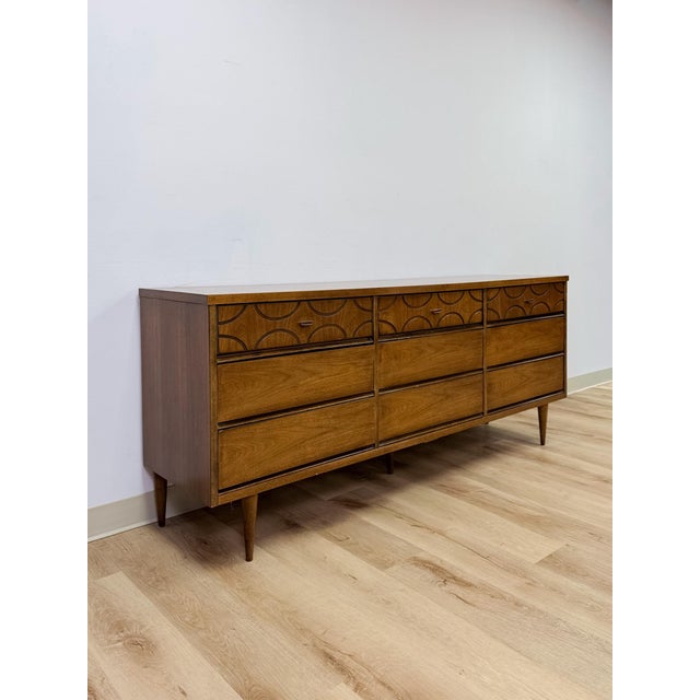 This vintage mid-century modern dresser reflects the classic Bassett lowboy silhouette, prized by collectors for its...