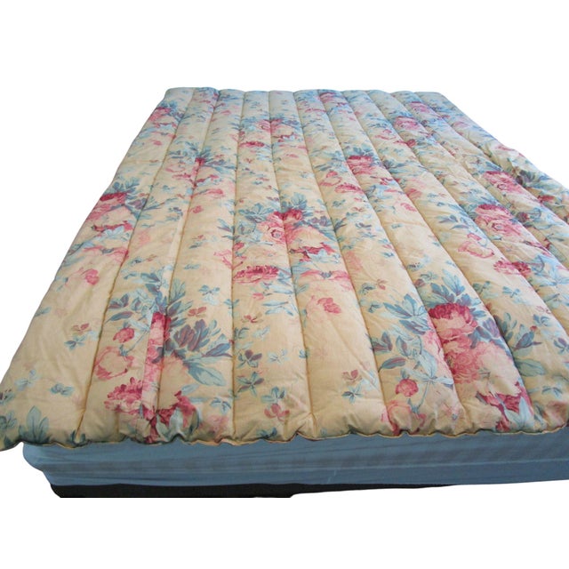 This vintage comforter features a Elsa Grasslands, a Ralph Lauren floral print in warm tones. A cozy addition to any...