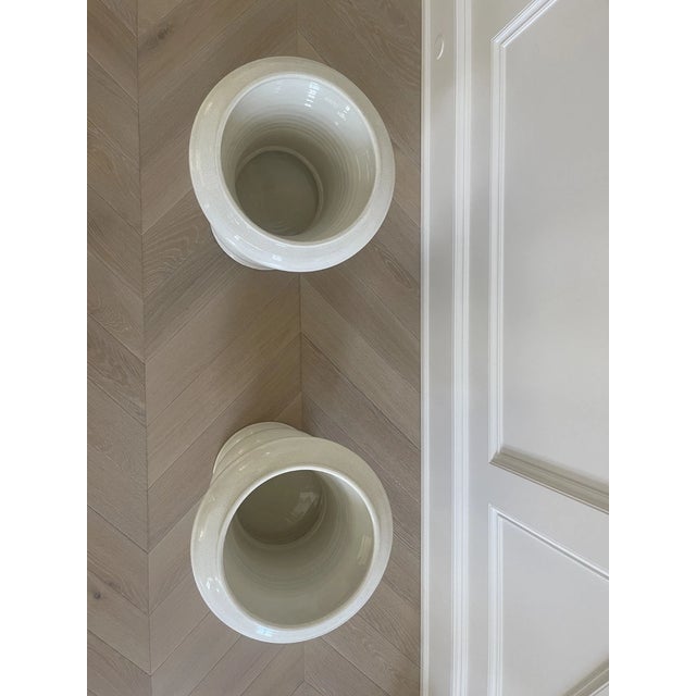 Mid-Century Modern Pair of Classic XL Thomas Pheasant Ivory Crackle Urns - Baker Furniture For Sale - Image 3 of 3