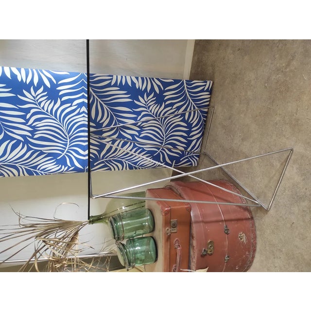 A metal tray and trestles. Very simple design but a fabulous result.