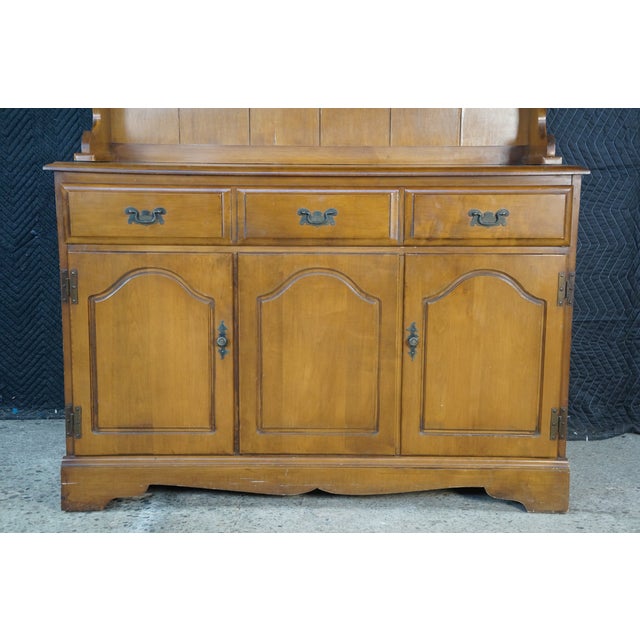 1990s Nathan Hale Maple Early American Colonial Revival China Cabinet Hutch 67" For Sale - Image 6 of 18
