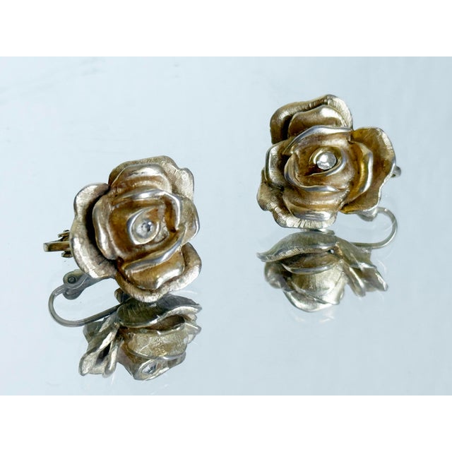 Vintage Mid-Century Gold Toned Sculptural Rose Clip on Earrings, 1950s, A Pair For Sale In New York - Image 6 of 10