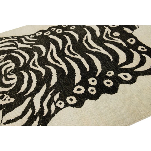 2020s 7 X 11 Handmade Contemporary Wool Tiger Rug Designed in Beige and Black For Sale - Image 5 of 10