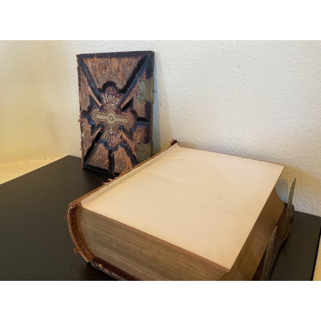 Antique Late 19thth Century Pronouncing Parallel Holy Bible With Ornate Metal Clasps For Sale In Palm Springs - Image 6 of 18