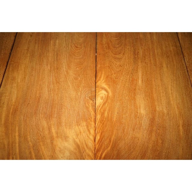 Regency Crossbanded Extendable Pedestal Dining Table in Satinwood, 1820s For Sale - Image 12 of 18
