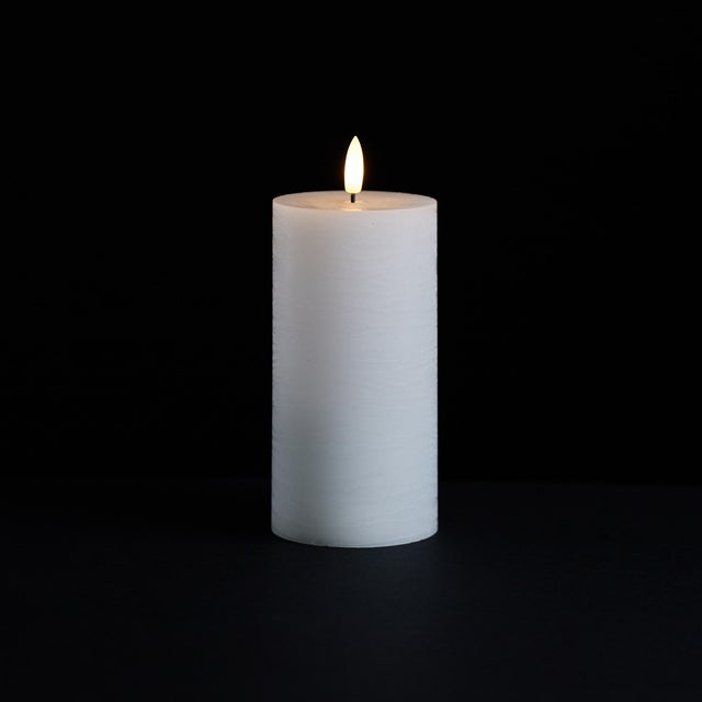 Kenneth Ludwig Chicago FIA Wick White Pillar Candle (Set of 2) For Sale - Image 4 of 5