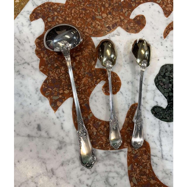 Silver-plated metal box RAVINET D'ENFERT - Ladle + salad service - L=40cm, W=16.5cm, H=6.5cm. This piece has an...