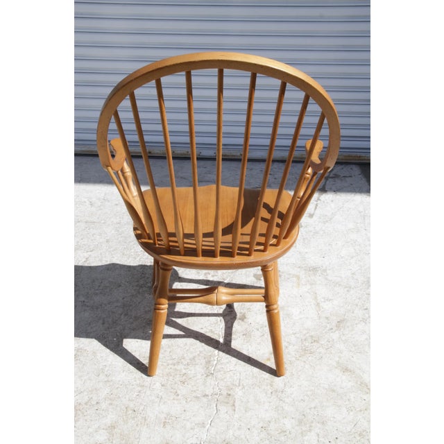 Mid-Century Modern Late 20th Century Amish Continuous Arm Windsor Chair in Maple. For Sale - Image 3 of 10