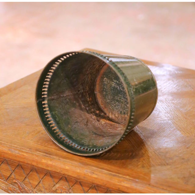 Metal Early 20th Century French Green Tole Waste Basket With Bird Decoration For Sale - Image 7 of 8