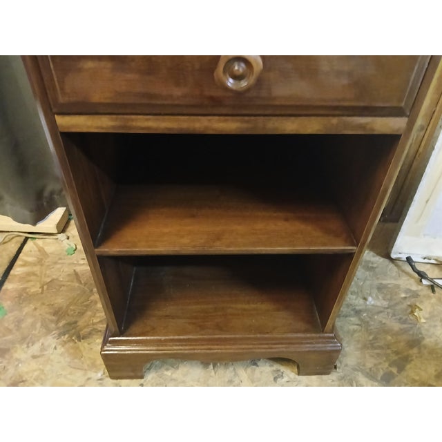 1940s 1940s Davis Cabinet Co Walnut Early American Country Style Nightstand For Sale - Image 5 of 11