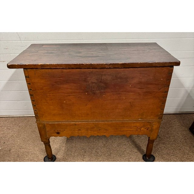 Brown Nice 19th Century Dovetailed Pine Dough Box on Turned Legs With Cover For Sale - Image 8 of 11