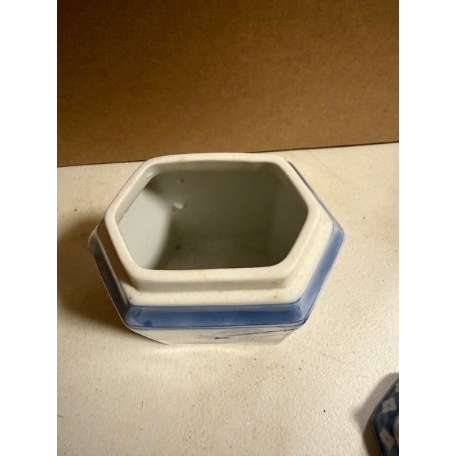 Chinese Blue and White Porcelain Jar W/Lid, Foo Dog Chinoiserie Tea Ginger Jar For Sale - Image 4 of 5