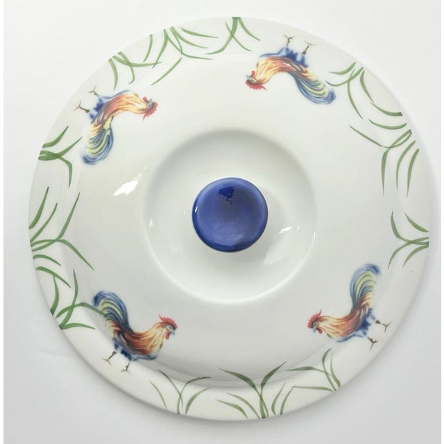 2020s Bia Cordon Bleu, Blanc De Table “Rooster” Round Baking Casserole Dish & Lid For Sale - Image 5 of 7