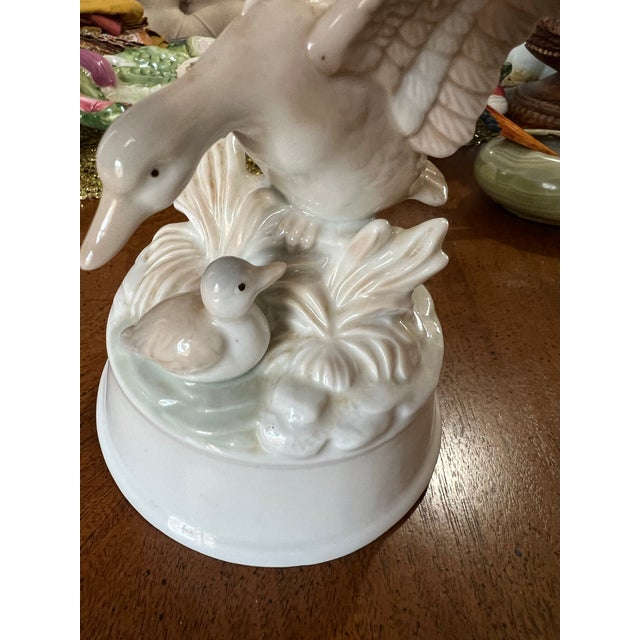 Ceramic Vintage Ceramic White Duck and Duckling Music Box- Condition Issues For Sale - Image 7 of 9