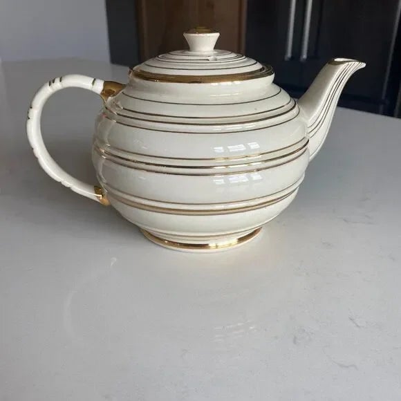 1940s Vintage Sadler Horizontal Gold Ribbed Design in Ivory White 1947 Teapot For Sale - Image 5 of 10