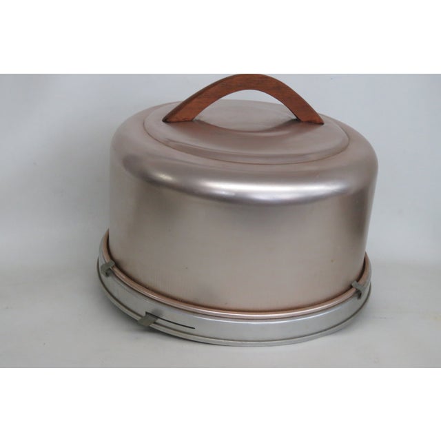 Mirro Usa Round Cake Carrier Dessert Saver Mid Century 1950s Wooden Handle 5047b For Sale - Image 15 of 17