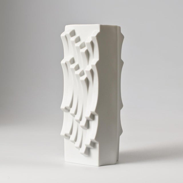 Archais White Porcelain Vase by Heinrich Fuchs for Hutschenreuther, 1970s, in Very Good conditions. Designed 1960 to 1969...