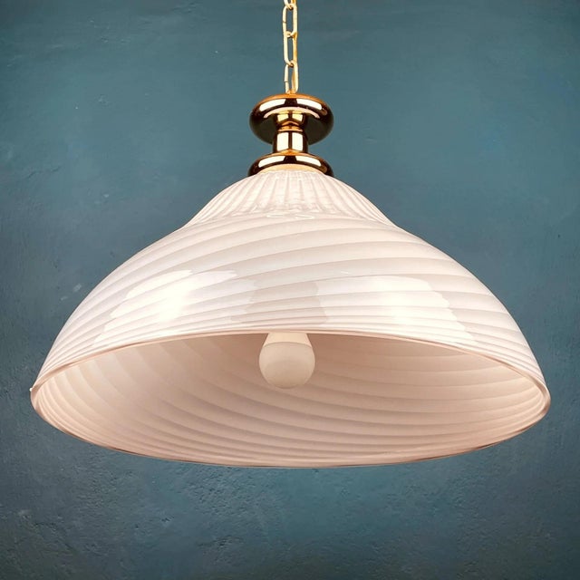 Mid-century swirl pink Murano glass pendant lamp Italy 1970s The stylish and elegant, this swirl pink Murano glass pendant...