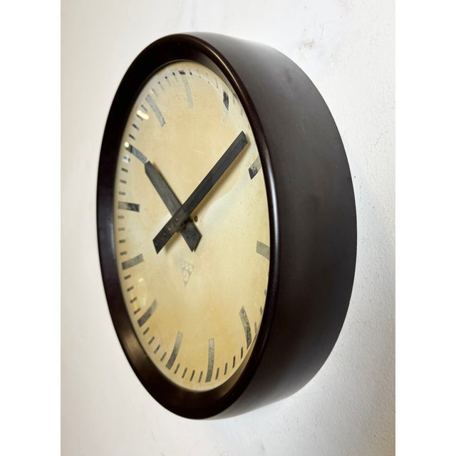 Industrial Industrial Brown Bakelite Factory Wall Clock from Pragotron, 1960s For Sale - Image 3 of 18