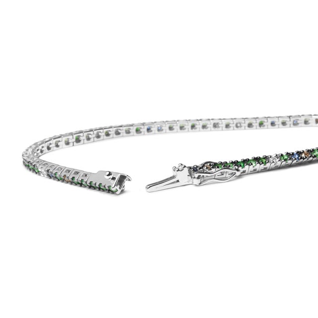 This 18k white gold tennis bracelet is a stunning piece that is perfect to pair with any outfit choice. An array of...