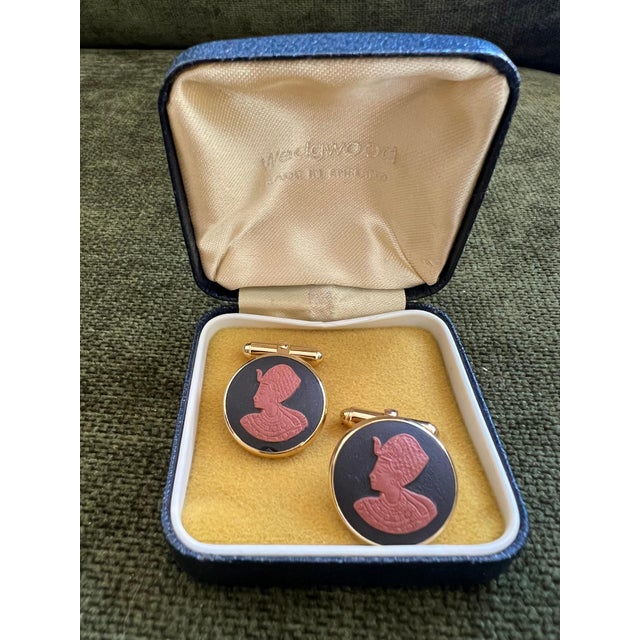 Rare Vintage Royal British Cleopatra "Wedgwood" Gold Plate Cufflinks Circa 1960 For Sale - Image 11 of 18