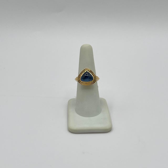 4 Carat Triangular Blue Sapphire Cabochon Bezel Ring in 18k Yellow Gold, Size 6.5 For Sale In Los Angeles - Image 6 of 8
