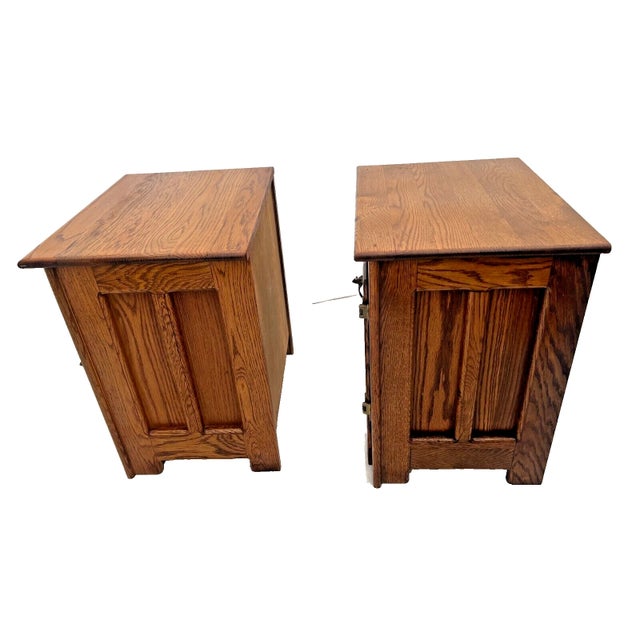 Farmhouse 1970s Retro Pair White Clad Cabinets Nightstands Ice Box Style Set of Two by Simmons Hardware For Sale - Image 3 of 10