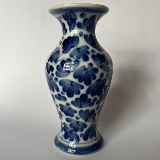 Blue and White Chinese Export Porcelain Vase For Sale - Image 4 of 7