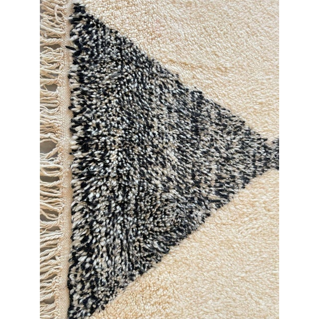 Berber Beniourain Rug in Black and White Wool, Morocco, 1995 For Sale - Image 11 of 14