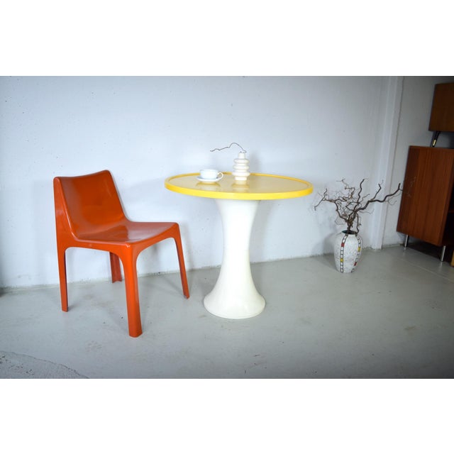 This is a rare table in a futuristic Space Age design from the 1970s. The Tulip table consists of a three-piece...