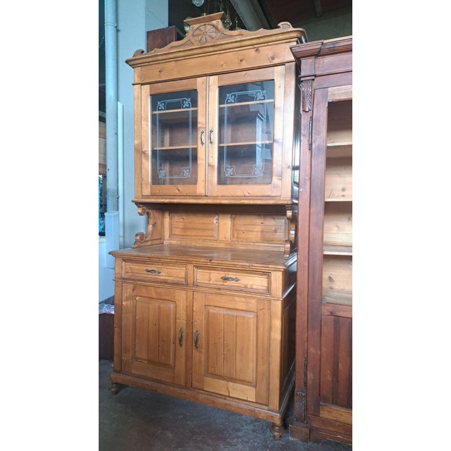 Tuscan Umbrian Showcase, 1920s, in Very Good conditions. Designed 1920 to 1949