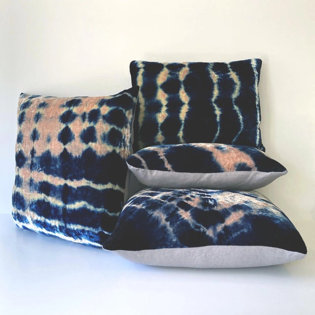 Abstract Rousseau Hand Dyed Silk Velvet Pillow, Rose Pink & Indigo Blue Halo Abstract Pattern For Sale - Image 3 of 5